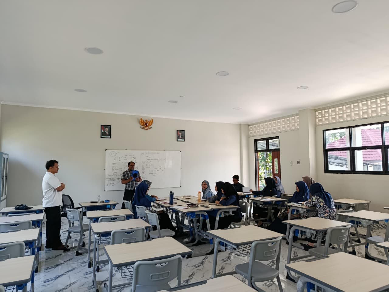Peningkatan Kapasitas Bilingual Tenaga Pendidik dan Tendik Sainstek Ahmad Dahlan